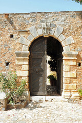 Fototapeta na wymiar Porte principale du monastère de Vossakos près de Pérama en Crète