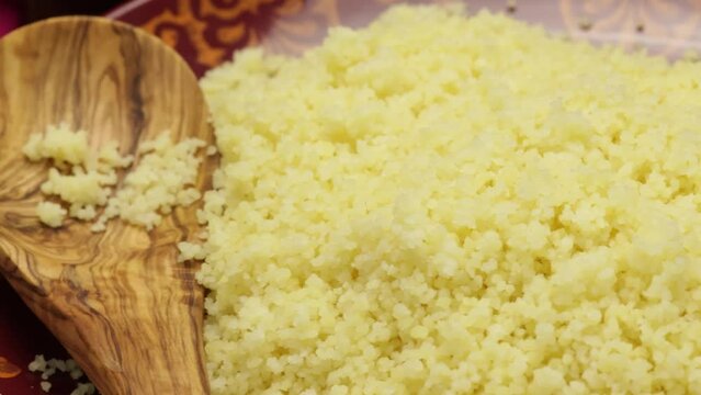 assiette de couscous en gros plan