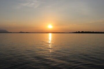 Obraz premium Serene Sunset Over Tranquil Waters, A Captivating View at village in sri lanka