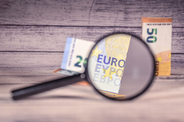 argent euro Dollar finances banque paiement loupe enquete