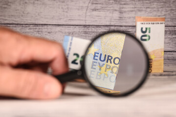 argent euro Dollar finances banque paiement loupe enquete