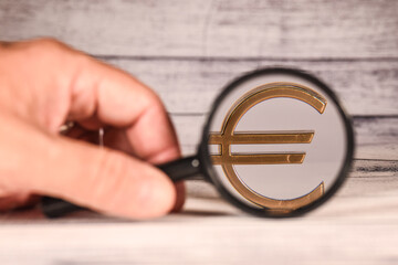 argent euro Dollar finances banque paiement loupe enquete logo