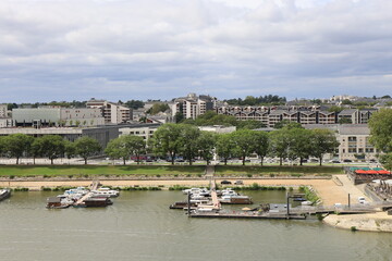 Obraz premium La rivière la Maine, ville de Angers, département du Maine et Loire, France