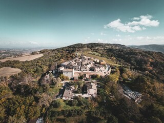 Obraz premium Aerial shot of the village of Montefabbri in Pesaro and Urbino, Italy