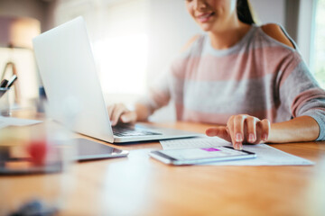 Naklejka premium Young caucasian woman using laptop while working and studying at home