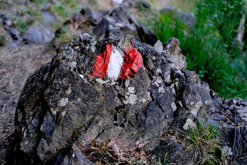 red, white marks on stone, waypoint on route, trail marker, Navigating rocky trails, Outdoor adventure obstacles, Adventurous route exploration