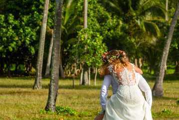 Lune de miel en tenue de mariage en Polynésie