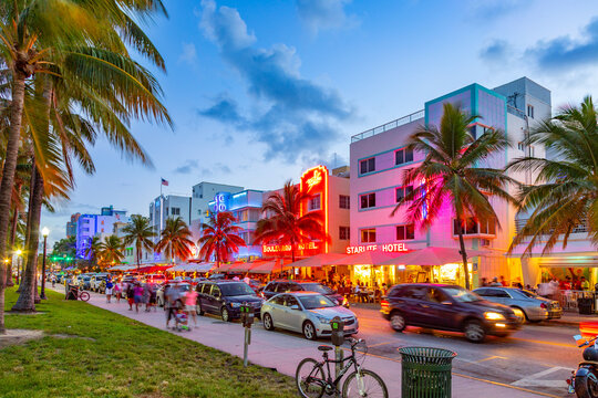 nightview to ocean drive with art deco hotels and restaurants in the art deco district.