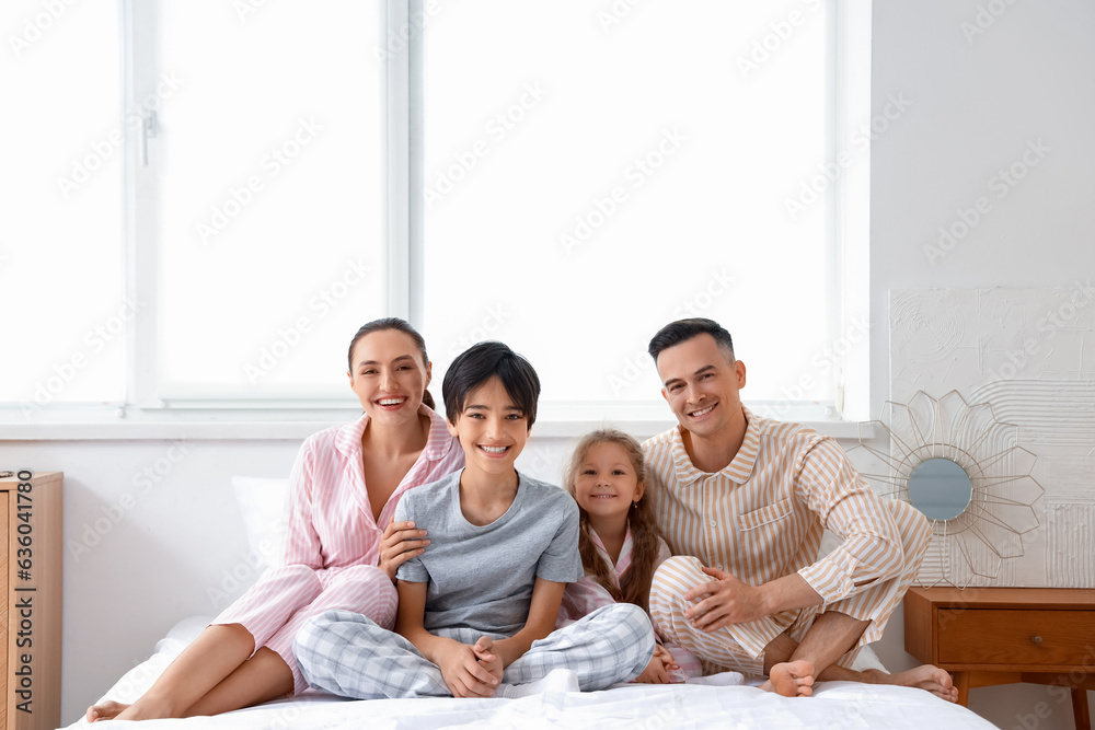 Wall mural Little children with their parents in bedroom