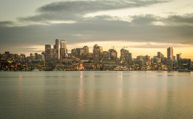 Fototapeta na wymiar Seattle skyline against the stunning backdrop of Lake Union shimmering waters