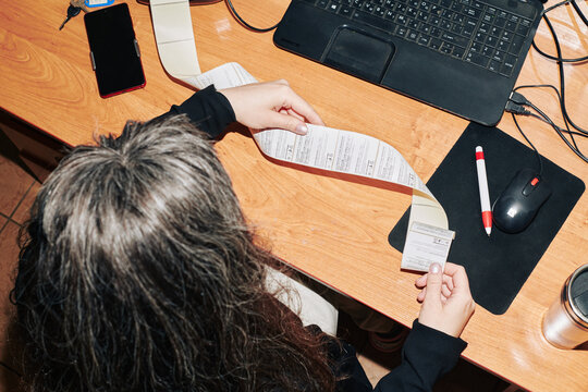 The manager prints labels on the printer