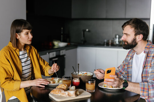Eating together phone partner couple connection