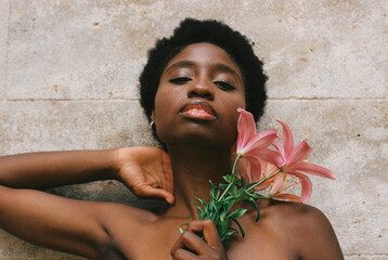 close-up portraits beautiful afro woman with flowers