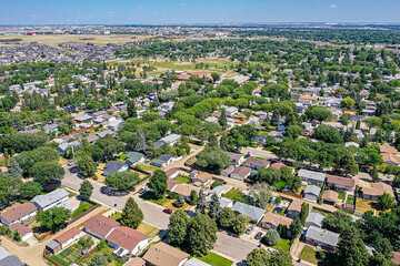 Obraz premium Saskatoon's Western Jewel: Westview Neighborhood Skyward Glimpse