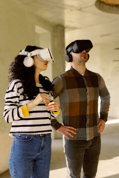 Couple Use Virtual Reality Headset Preview Interior Design House
