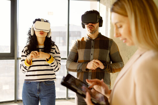 Fototapeta Realtor Show House Clients Use VR Headset 