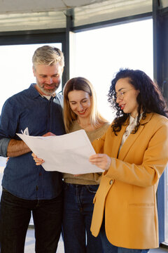 Clients Couple Visualizer Discuss Design Plan
