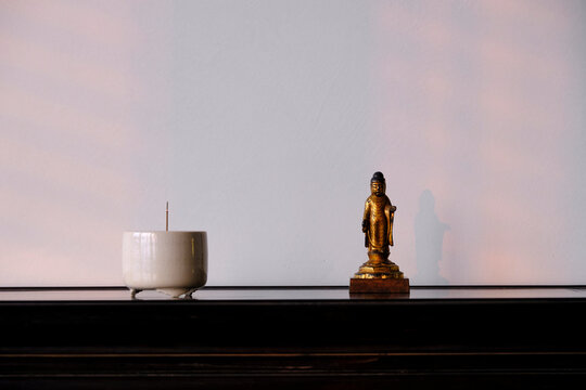 Chinese style antique bronze small buddha statue, placed at home