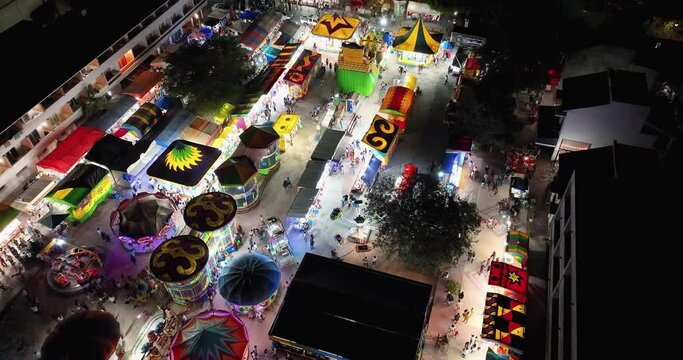 Video de dron cenital 4k nocturo en la feria del primer viernes en Santa Cruz Huatulco