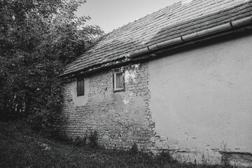 Obraz premium Old peasant house in beautiful natural surroundings.