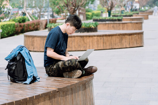 Outdoor Inspiration: Young Freelancer Excels at Street Resting Place