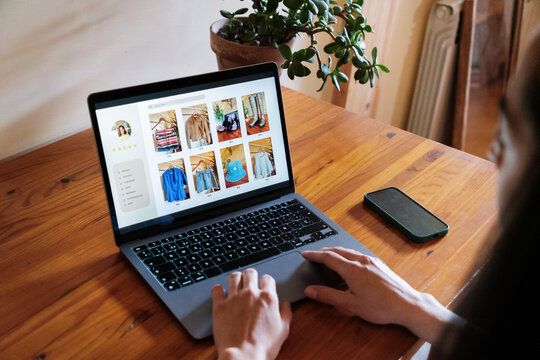 Anonymous selling second hand clothes online