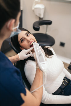 Patient of a dental clinic who is doing a scan of the mouth