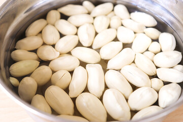 大きな鍋に水で浸してふやかしたナッツ