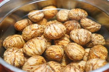 水に浸して煮る大きな鍋の皮を剥いた栗の実、調理の仕方