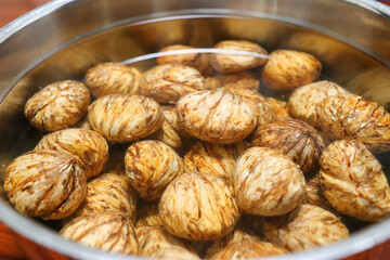 水に浸して煮る大きな鍋の皮を剥いた栗の実、調理の仕方