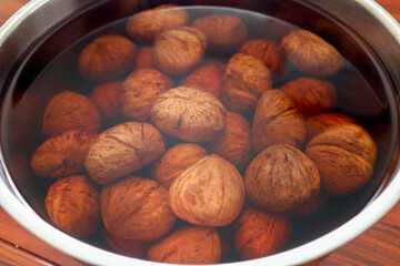 水に浸して煮る大きな鍋の皮を剥いた栗の実、調理の仕方