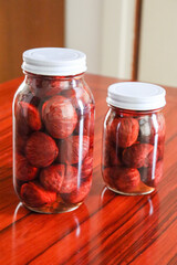 瓶に詰まった栗の実、コンポート、甘い保存食