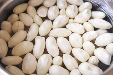 水に浸してふやかしたピーナツ、ナッツ