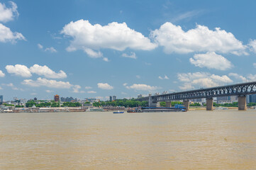Naklejka premium Wuhan Yangtze River and Han River on the four banks of the city landmark skyline scenery