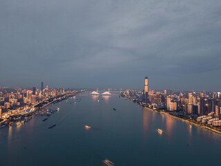 Naklejka premium Wuhan Yangtze River and Han River on the four banks of the city landmark skyline scenery