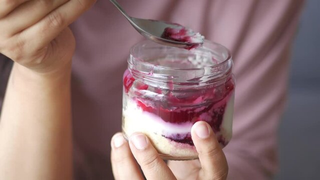  spoon pick strawberry cheese cake