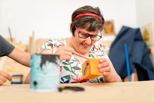 Therapist aids cognitive development, inspiring positivity.