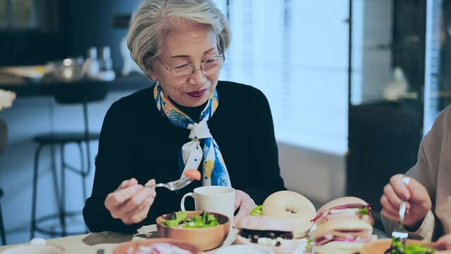 ランチを食べるシニア女性