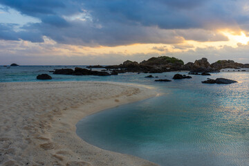 朝日を浴びる北奄美大島の海岸。