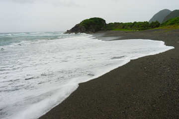 台風通過翌日の海の色と波の姿。