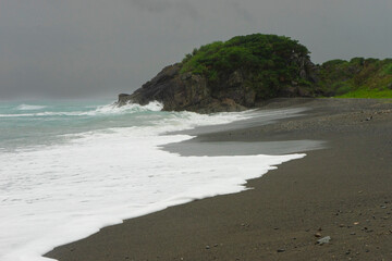 台風通過翌日の海の色と波の姿。