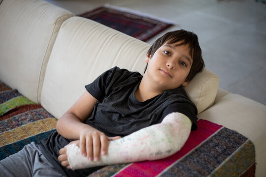 Child with broken arm in a cast