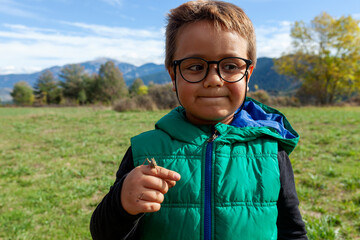 kid holding a cricket
