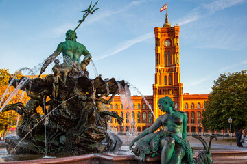 Rotes Rathaus Berlin bei Sonnenuntergang mit Neptunbrunnen - obrazy, fototapety, plakaty