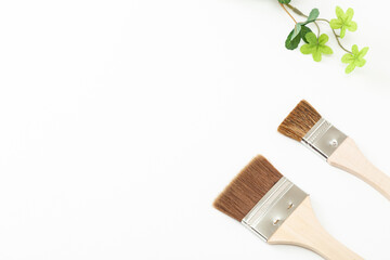 白背景に塗装用の刷毛