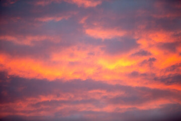 Sonnenuntergang mit roten Wolken