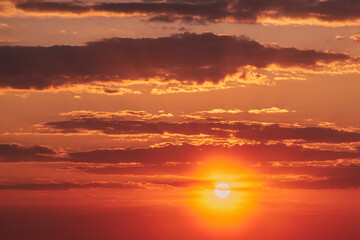 Fototapeta premium The evening sky was a canvas of oranges and reds, reflecting the fading light.