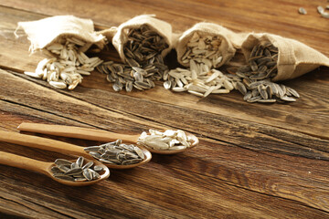 DRİED NUTS AND FRUİTS IN WOODEN BOWL ON BROWN FLOOR