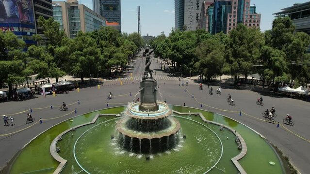 drone shot of fuente de la diana cazadora while cyclists exercise in mexico city