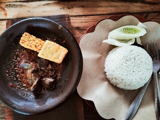 Sambal Gami is the name of one of the favorite lunch menus. This menu can be found in front of the Trunojoyo Madura University, besides the delicious taste, the price of this menu is relatively cheap